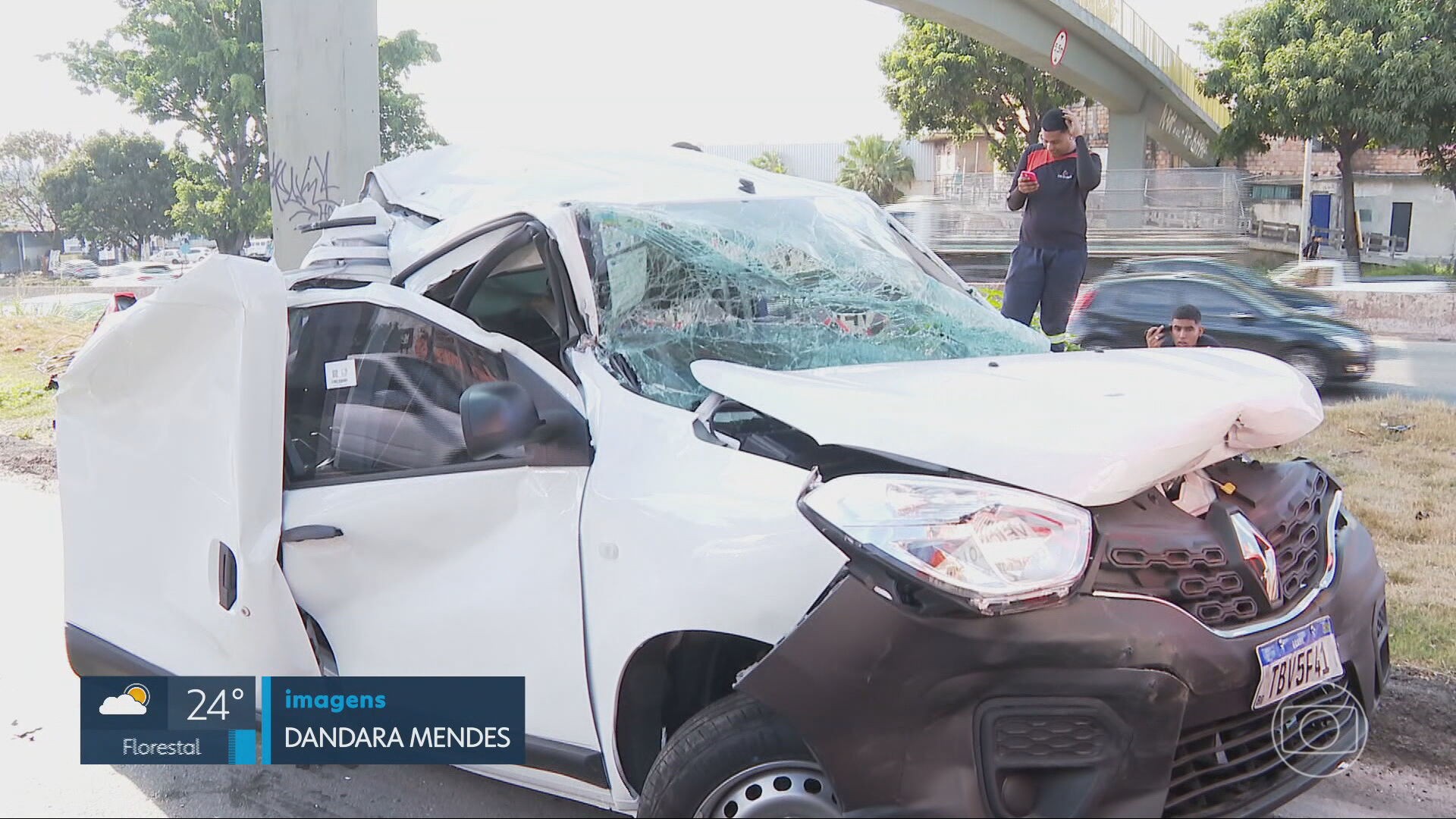 Carros despencam de cegonheira no Anel Rodoviário de BH; VÍDEO