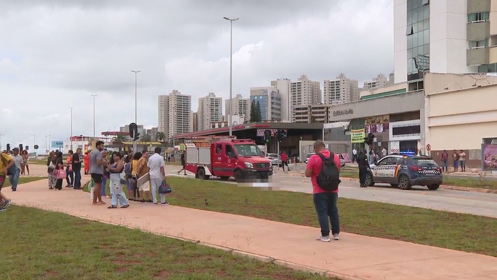 Mulher morre após ser atropelada por ônibus no centro de Taguatinga. — Foto: TV Globo/Reprodução