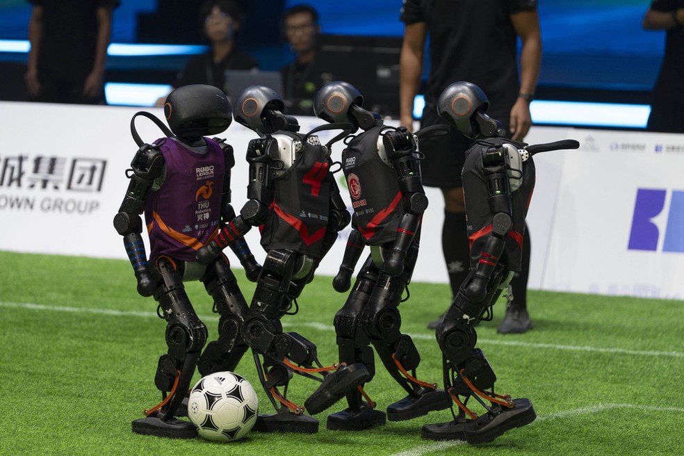 Campeonato de futebol entre robôs humanoides aconteceu em Pequim, no dia 28 de junho de 2025. — Foto: AP Photo/Ng Han Guan