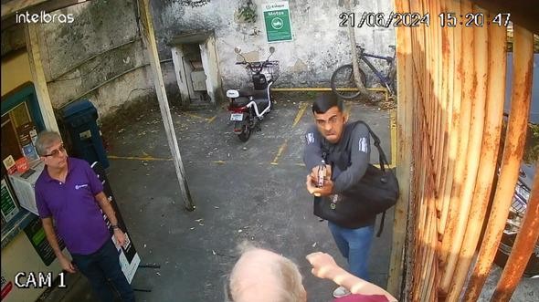 Vídeo mostra ladrão apontando arma para a cara de dono de Rolex em Botafogo; 2 foram presos