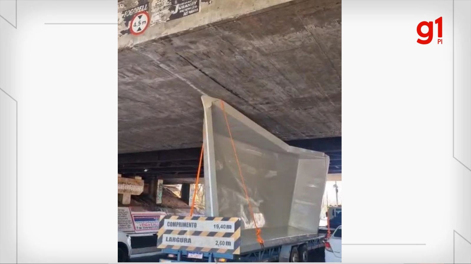 VÍDEO: Caminhão com piscina fica preso sob Ponte JK em Teresina