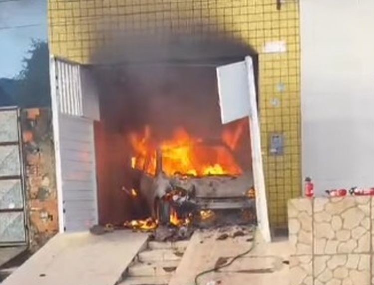 Carro pega fogo dentro de garagem e incêndio atinge parte de residência em Aracaju