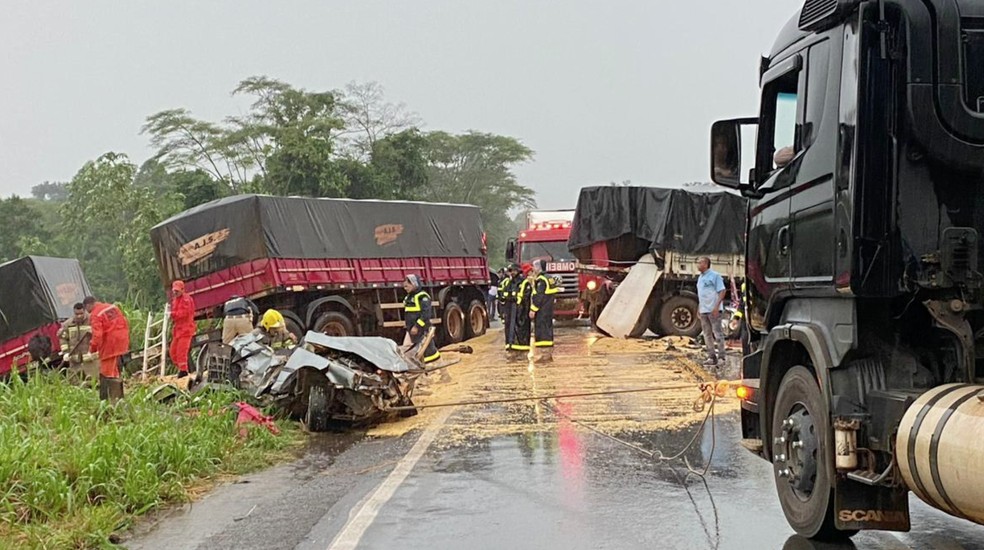 Acidente envolvendo duas carretas e dois carros deixam duas vítimas em RO — Foto: Reprodução/Rede Amazônica
