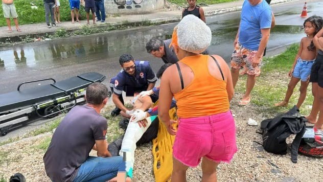 Motociclista foge de blitz, bate em mureta e cai de viaduto na Zona Sul de Manaus