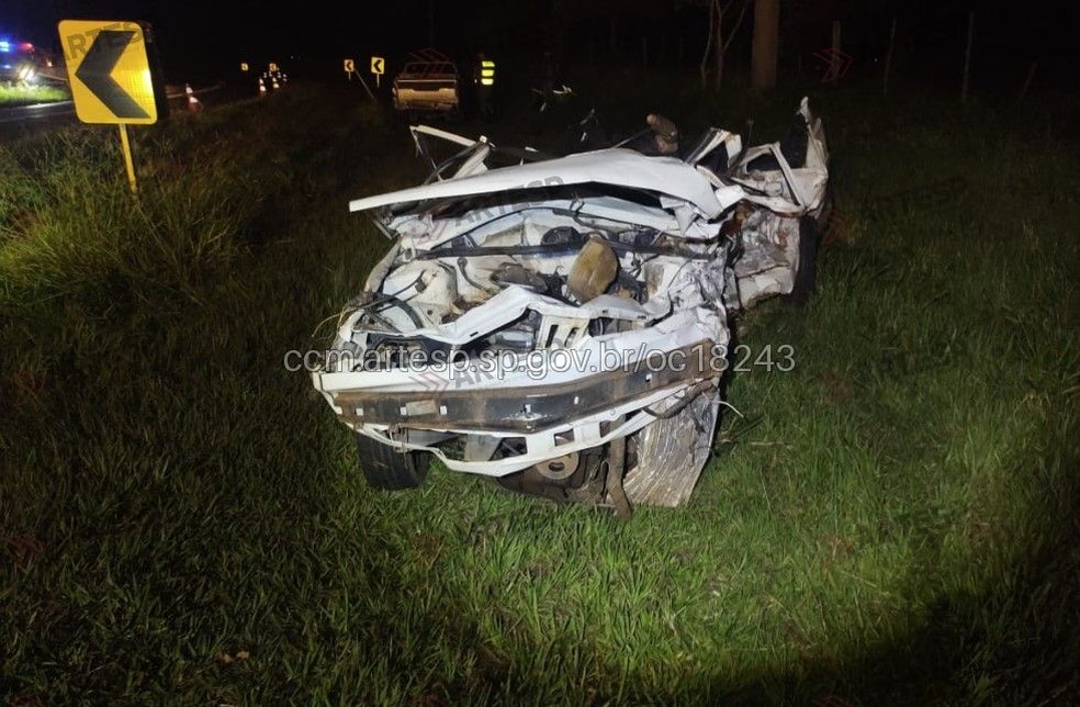 Duas pessoas morrem e outra fica em estado grave após acidente entre caminhonete e carro em Piquerobi (SP) — Foto: Reprodução/Artesp