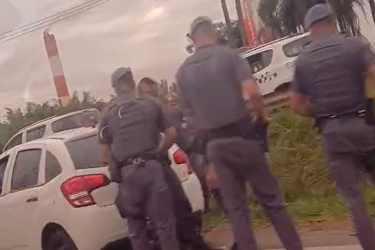 Suspeito morre e grávida é atingida de raspão em troca de tiros após tentativa de roubo na rodovia SP-340