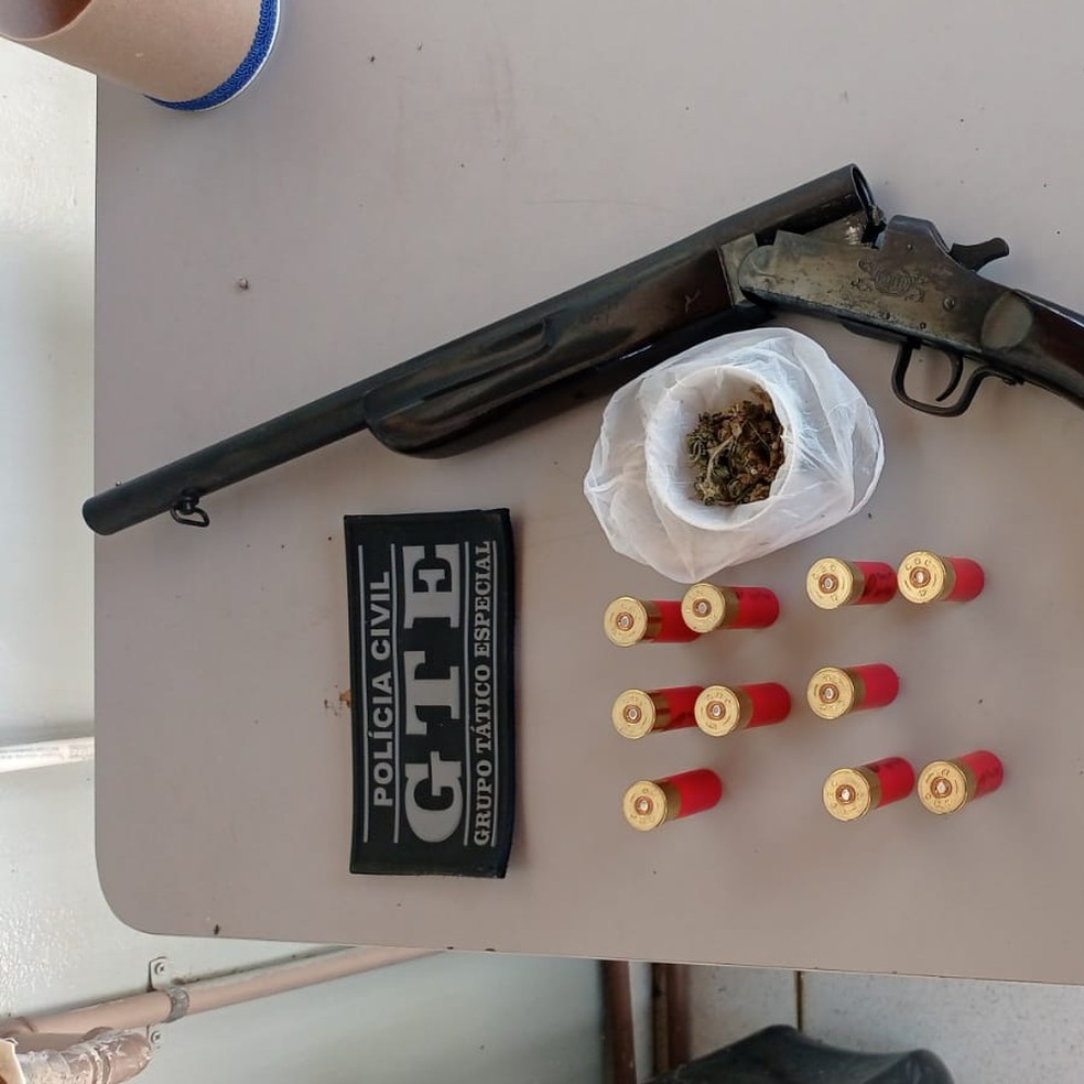 Escopeta calibre 12 e várias munições foram apreendidas durante a prisão do suspeito. — Foto: Divulgação/Polícia Civil da Paraíba