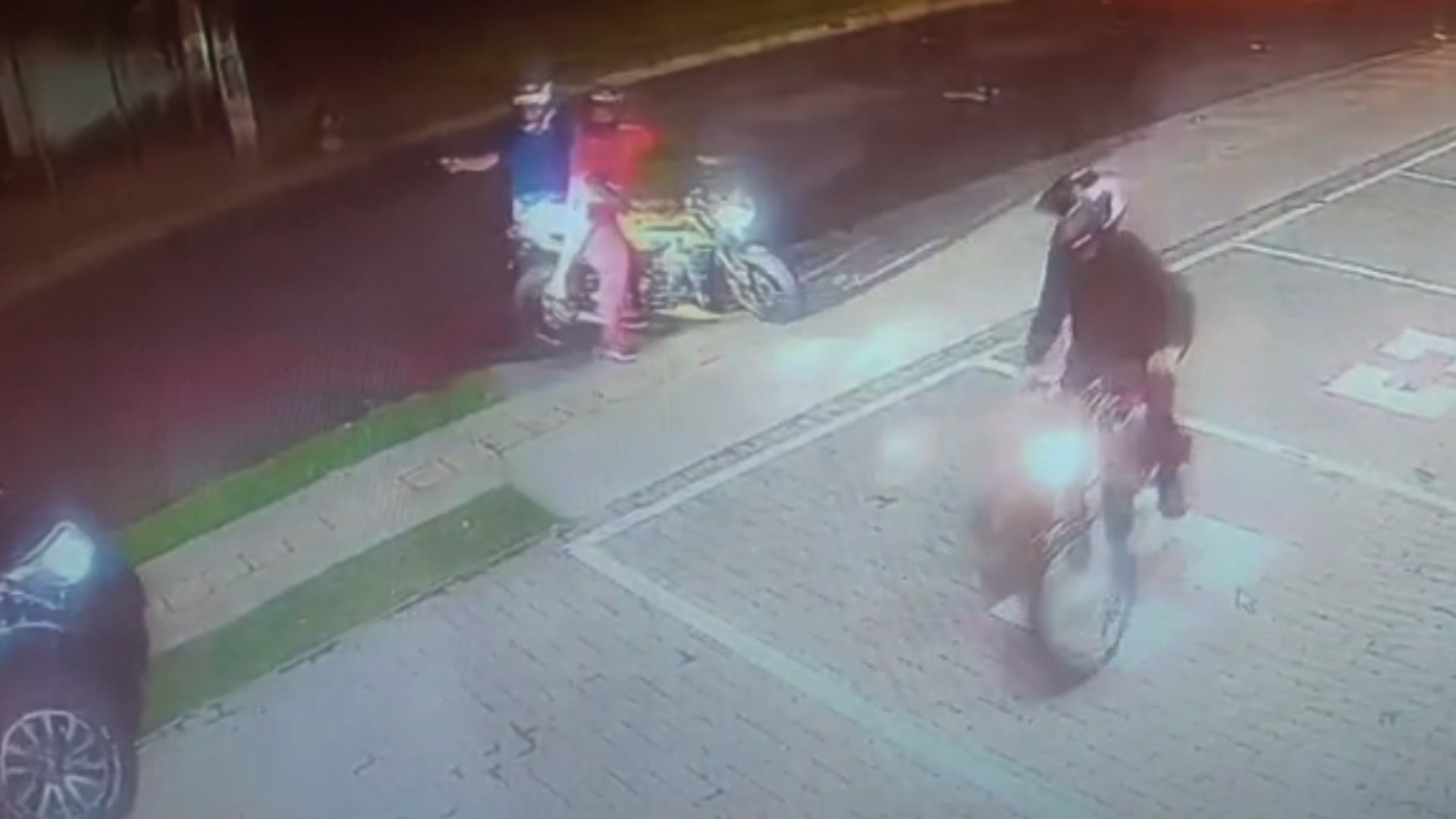 VÍDEO: ladrões armados rendem casal com criança e obrigam vítima a ligar caminhonete para roubo