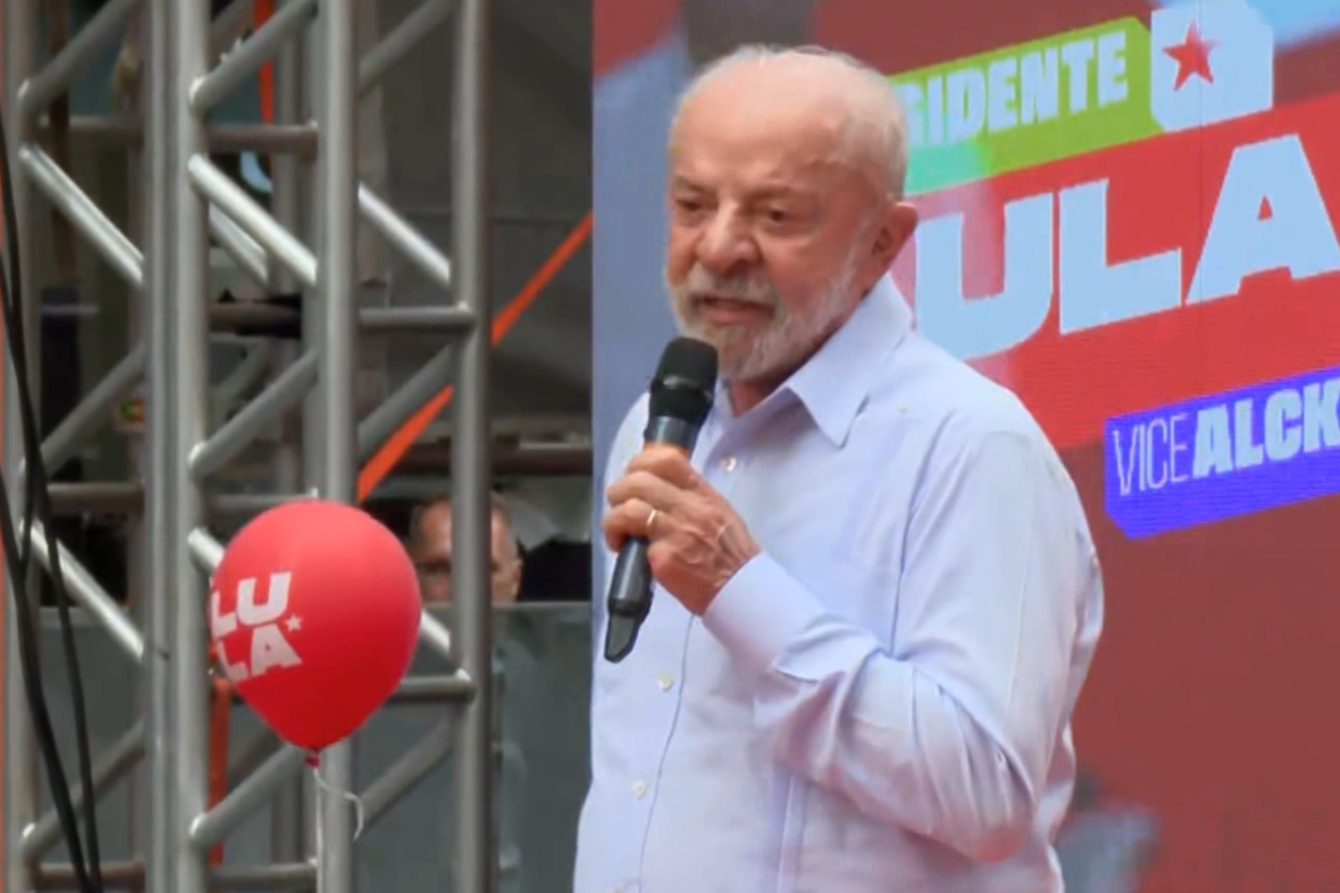Durante ato em Curitiba, Lula destaca propostas para educação e relembra prisão na cidade