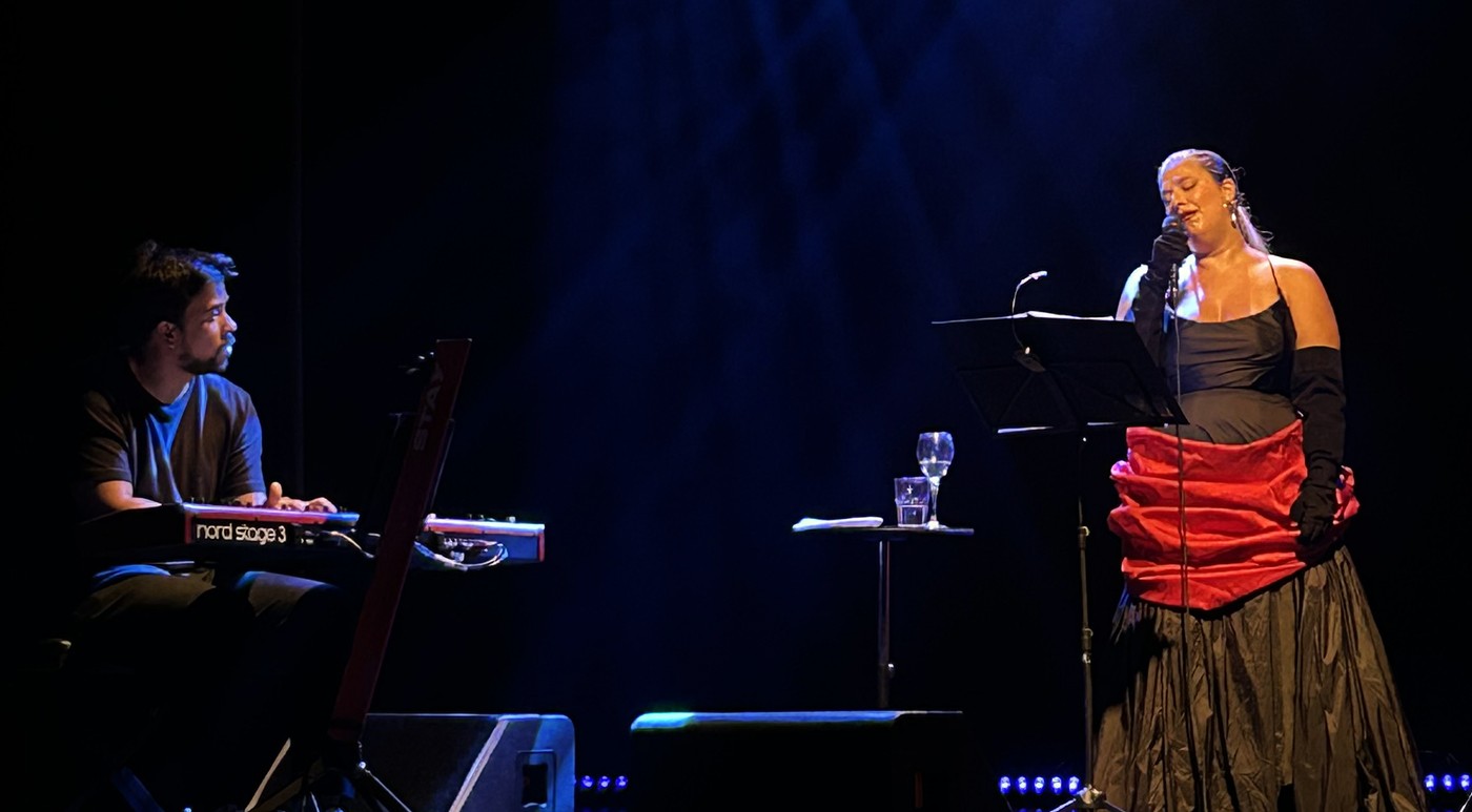 Alice Caymmi se ilumina e se eleva (até quando cai) ao espalhar o ‘rastro de luz’ da tia Nana na volta de show ao Rio