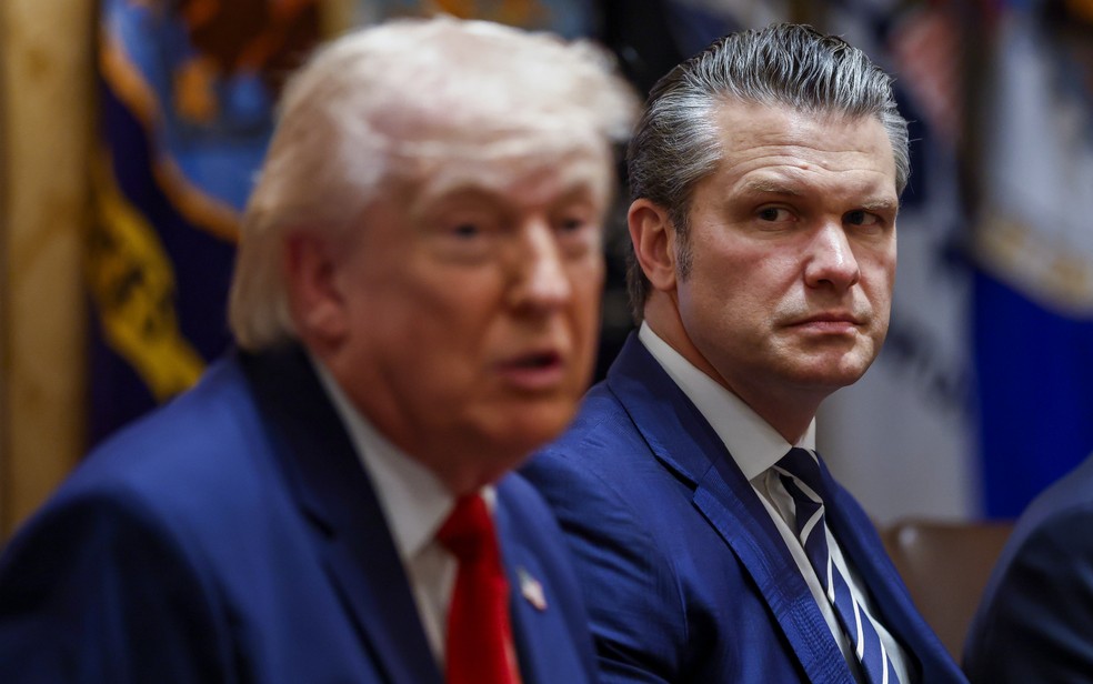 O secretário Pete Hegseth ao lado de Donald Trump durante reunião de gabinete em 26 de março de 2026. — Foto: Sipa USA via Reuters