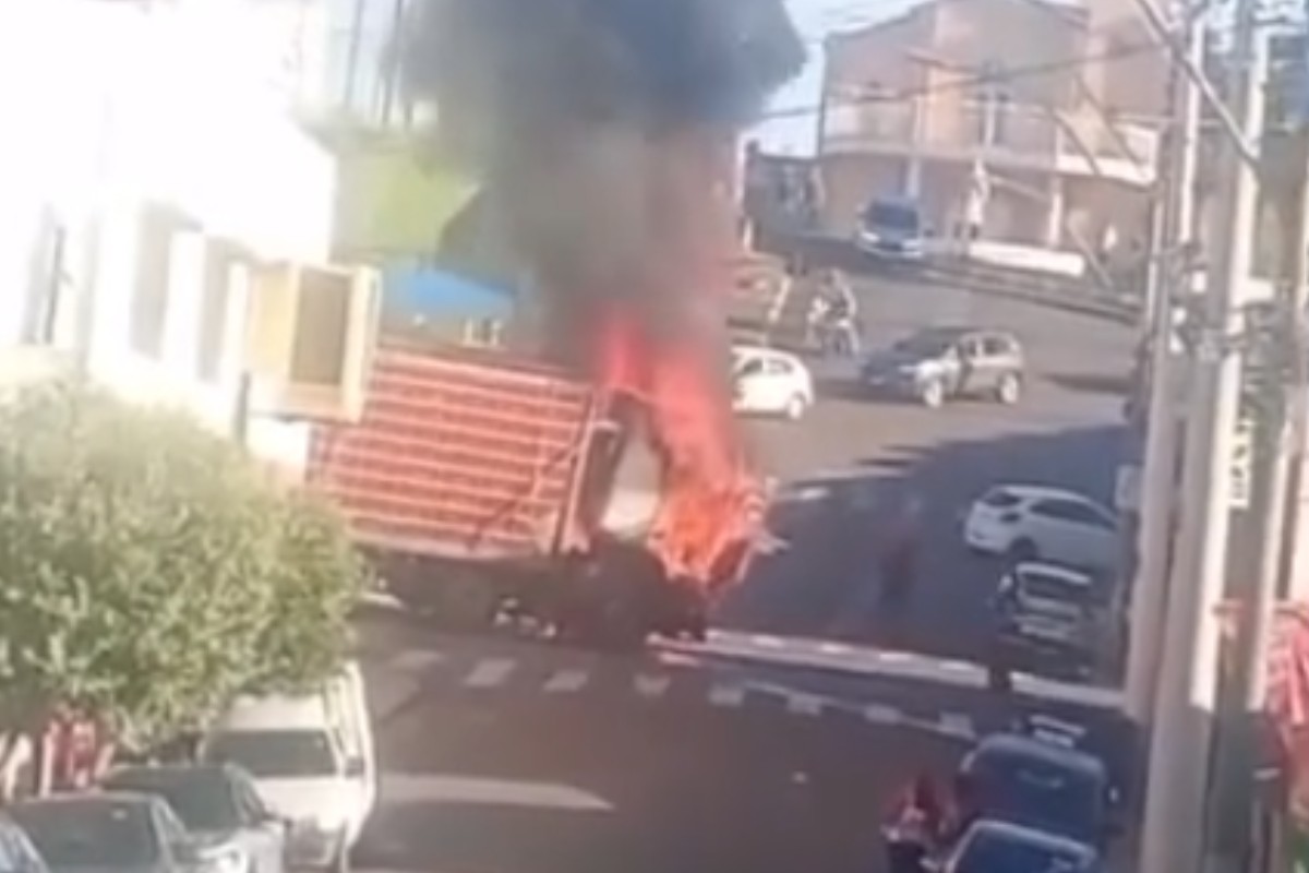 Caminhão com aves vivas pega fogo em Itapira