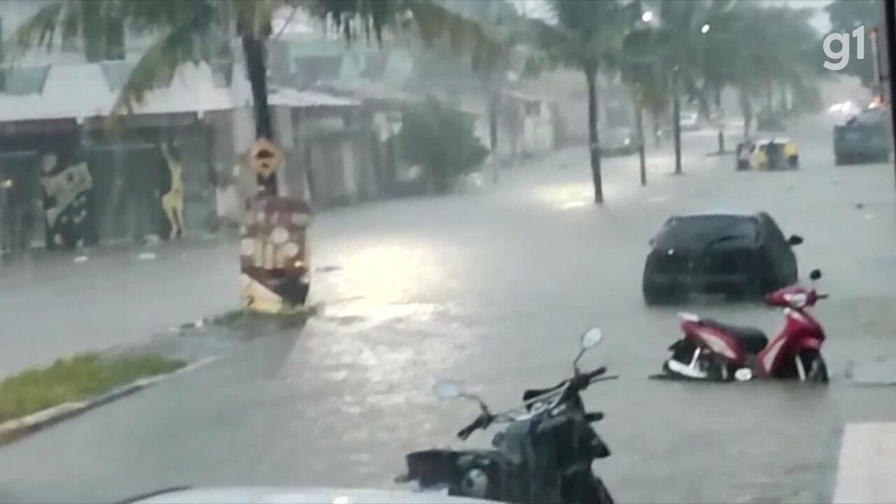 Chuva causou alagamento na Rua Antônio de Castro com a Zuza Mota, em  Campos, no RJ