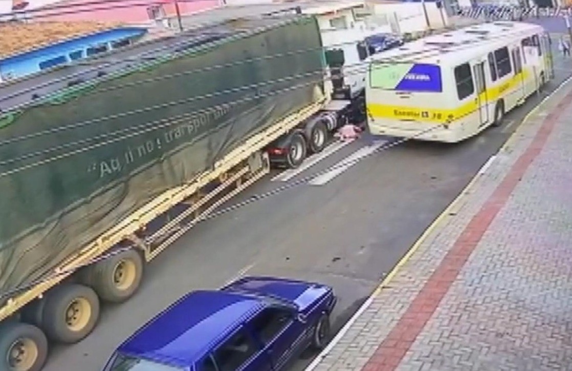 VÍDEO: caminhão atropela e para em cima de mulher, que sobrevive e consegue sair debaixo do veículo sozinha em Figueira
