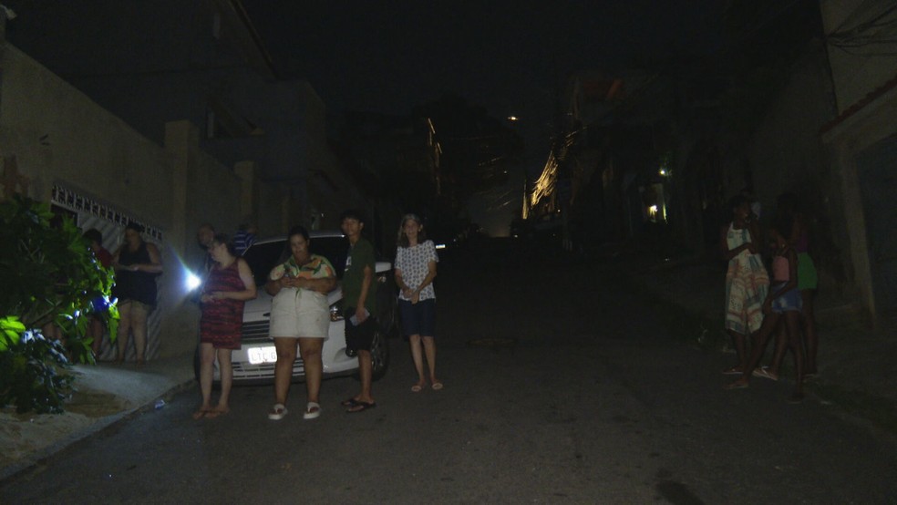 Moradores de Ilha do Governador reclamam da falta de luz — Foto: Reprodução/TV Globo