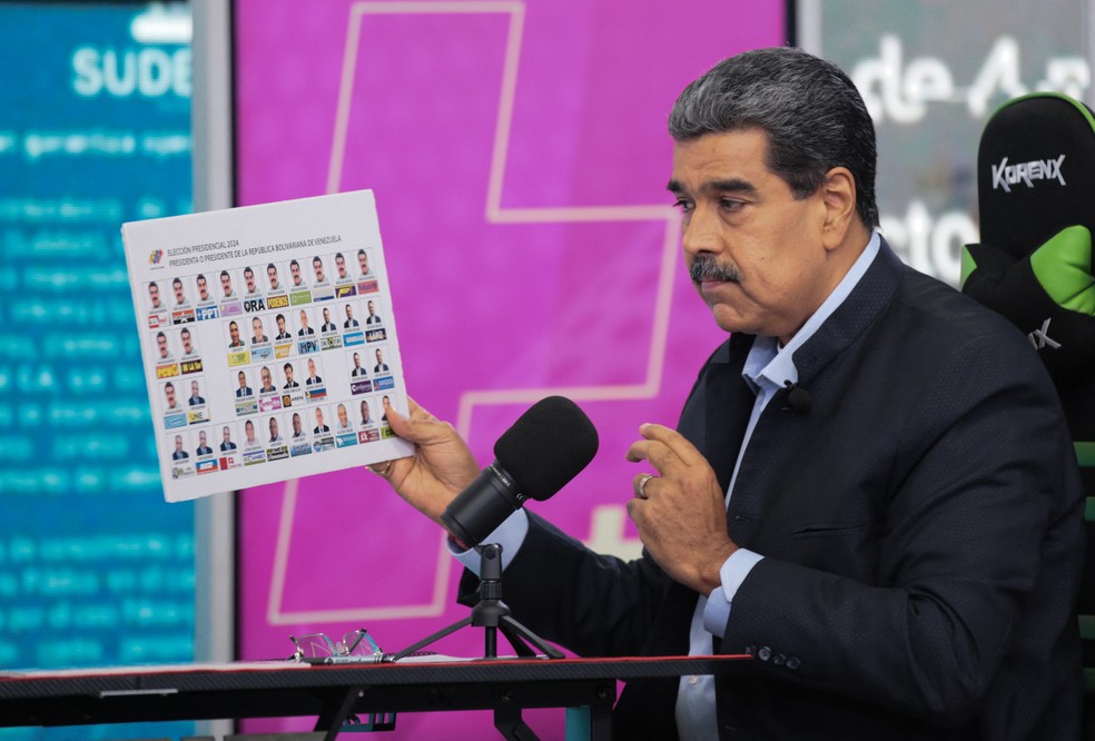 Nicolás Maduro segura cédula de votação em programa de TV na Venezuela — Foto: Zurimar Campos / Presidência da Venezuela / AFP