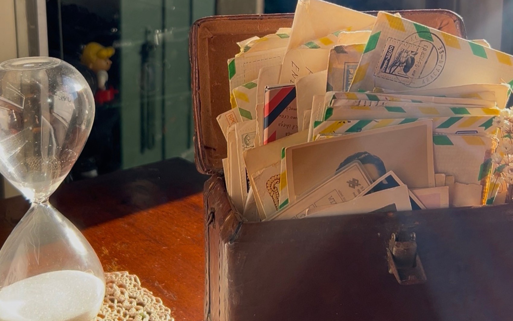 Cafeteria em Salvador exibe cartas de amor dos anos 1980 e clientes acompanham história de casal 'misterioso'