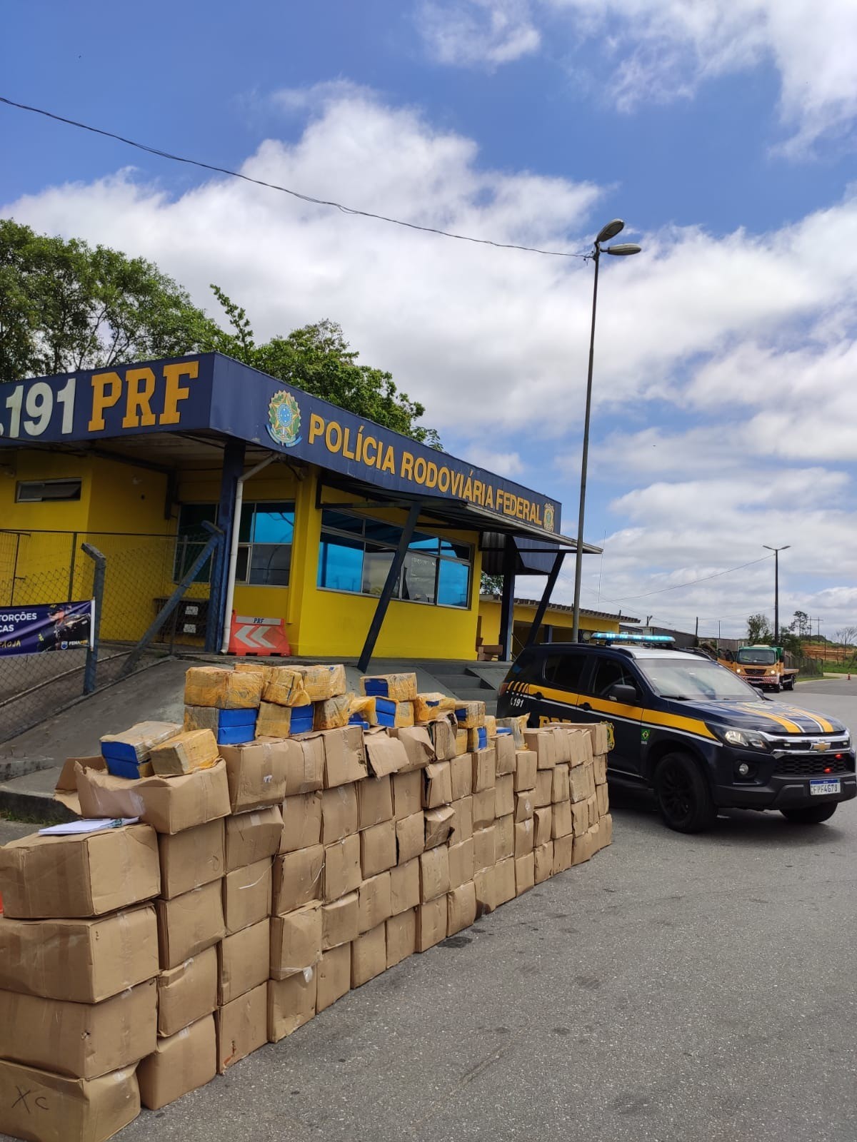 Duas toneladas de maconha são encontradas dentro de caminhão na rodovia Régis Bittencourt, SP