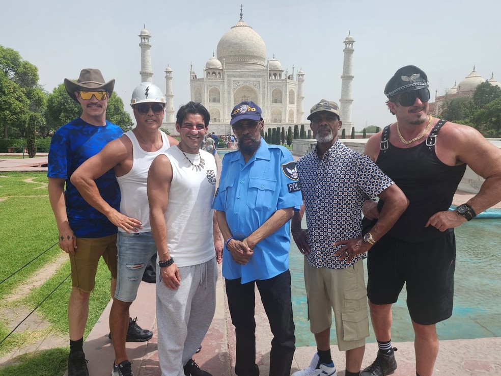 Village People em recente viagem à Índia. — Foto: Reprodução / X