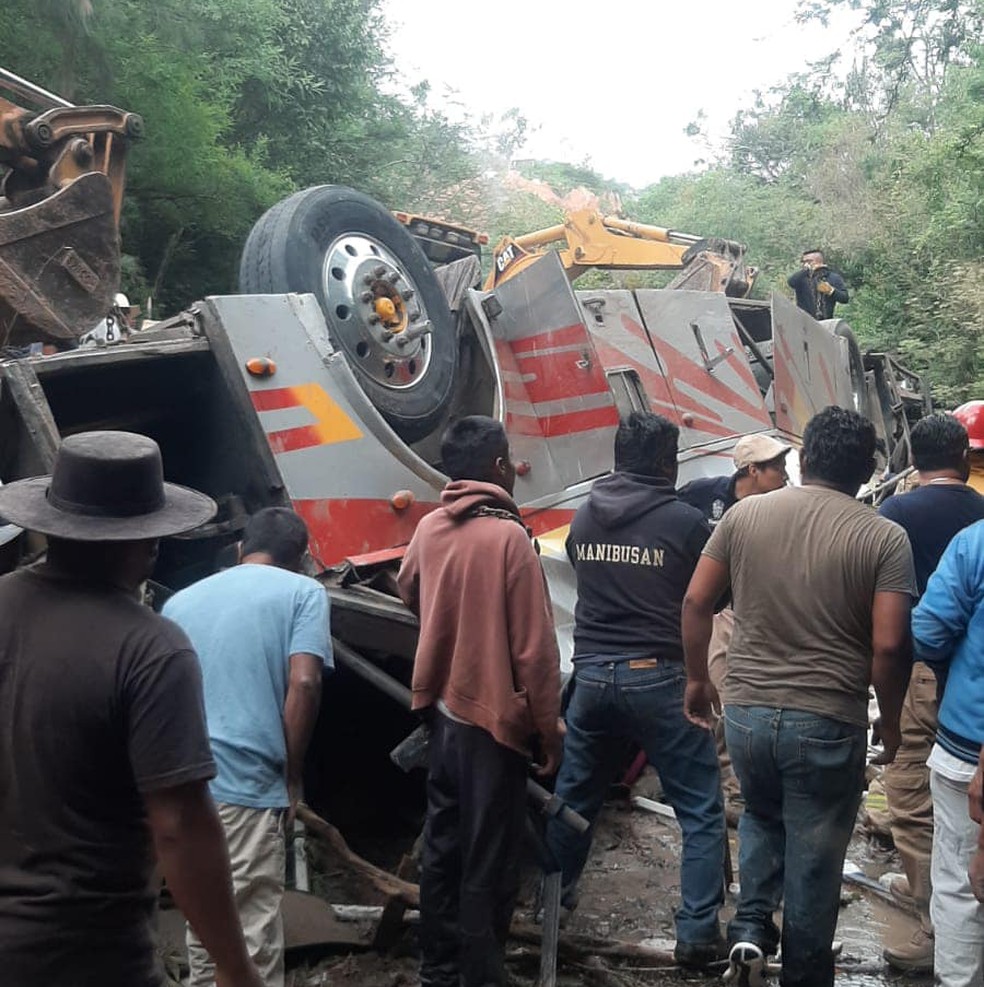 Ônibus que caiu no estado de Oaxaca, no México, em 5 de julho de 2023 — Foto: Seguridad Pública y Vialidad Municipal Tlaxiaco