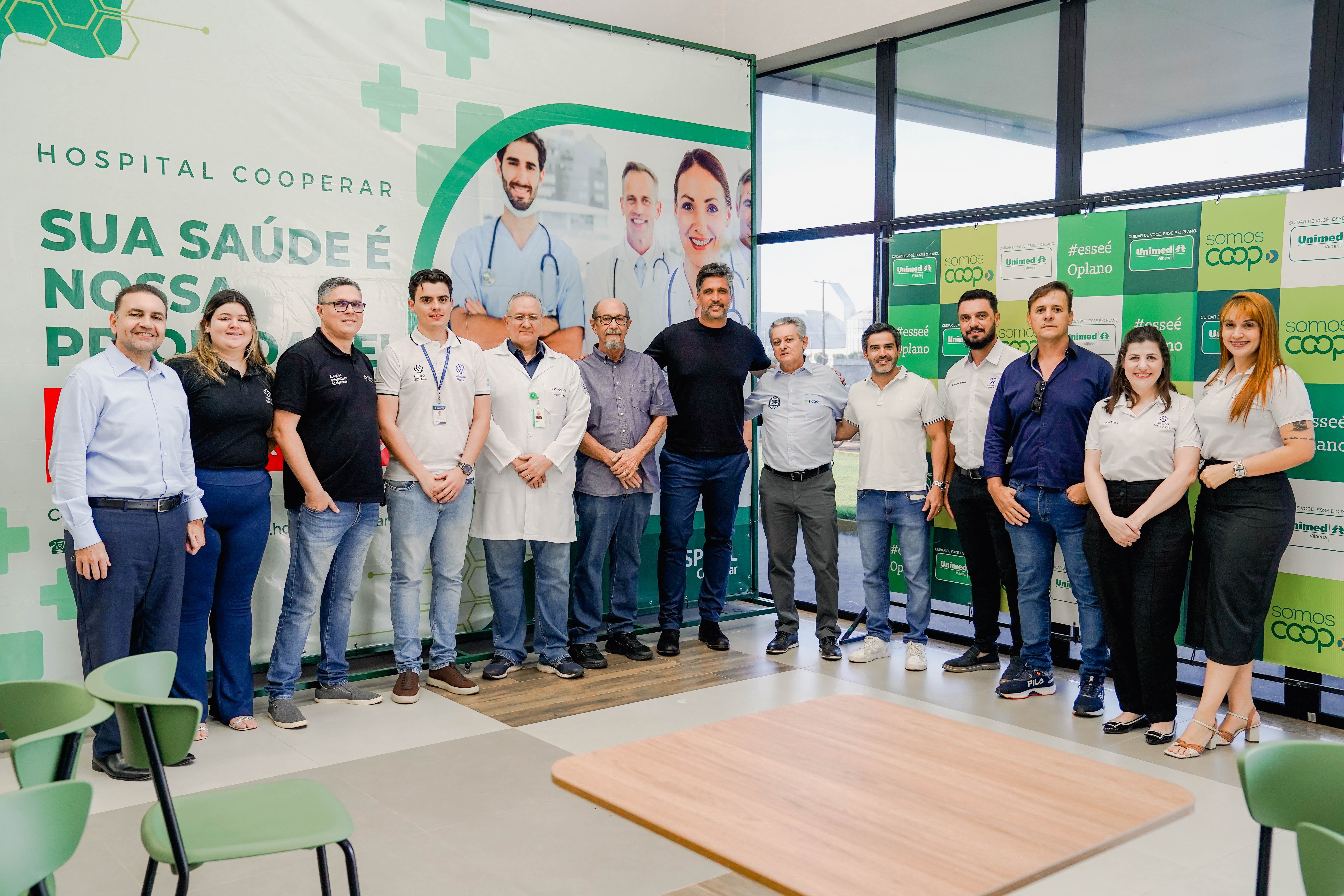 Cantor Leo Chaves visita Hospital Cooperar durante passagem por Vilhena (RO)