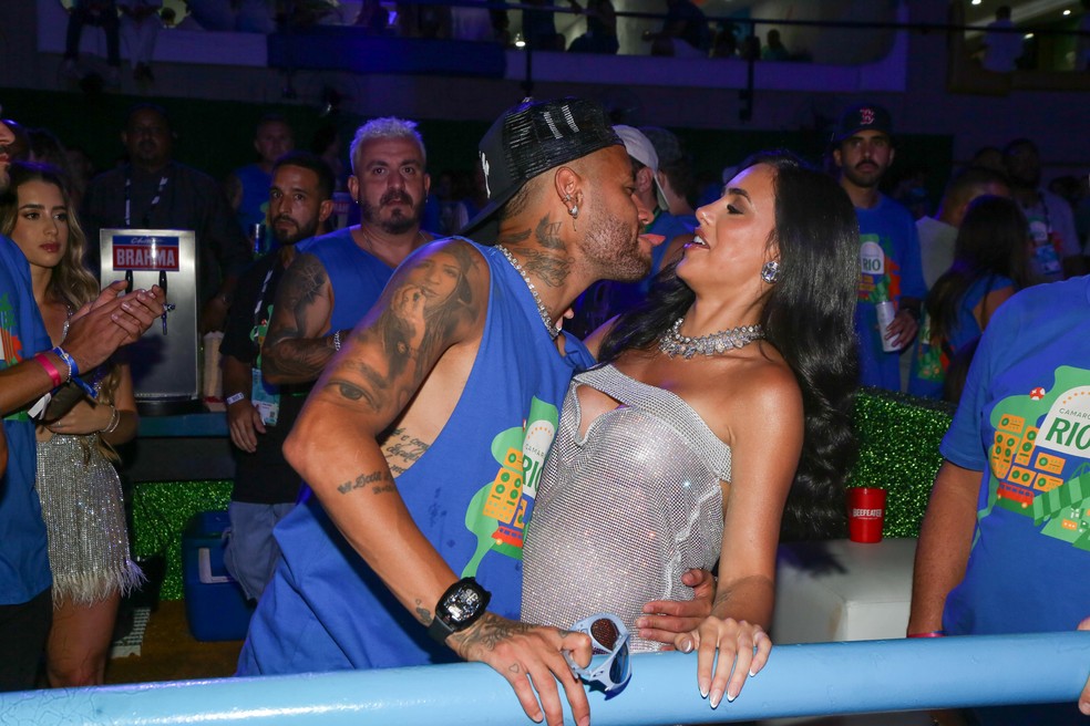 Neymar e a esposa na Sapucaí — Foto: Dilson Silva/AgNews