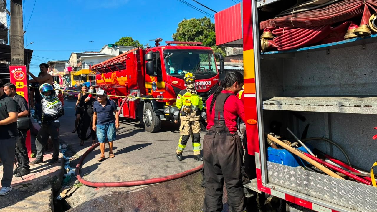 Incêndio atinge borracharia e casas no bairro Parque das Nações, em Manaus