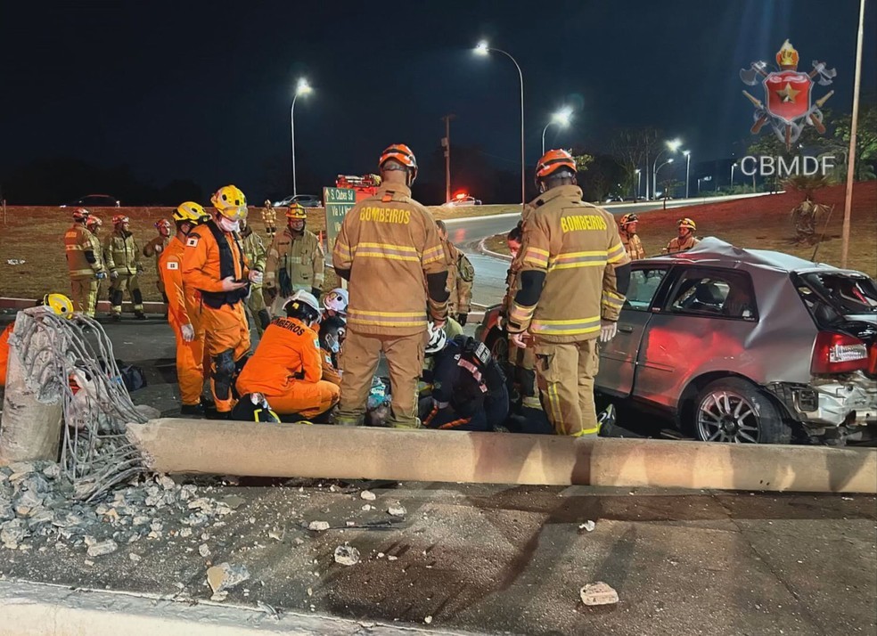 Homem morre em acidente após bater o carro em poste próximo à Ponte JK