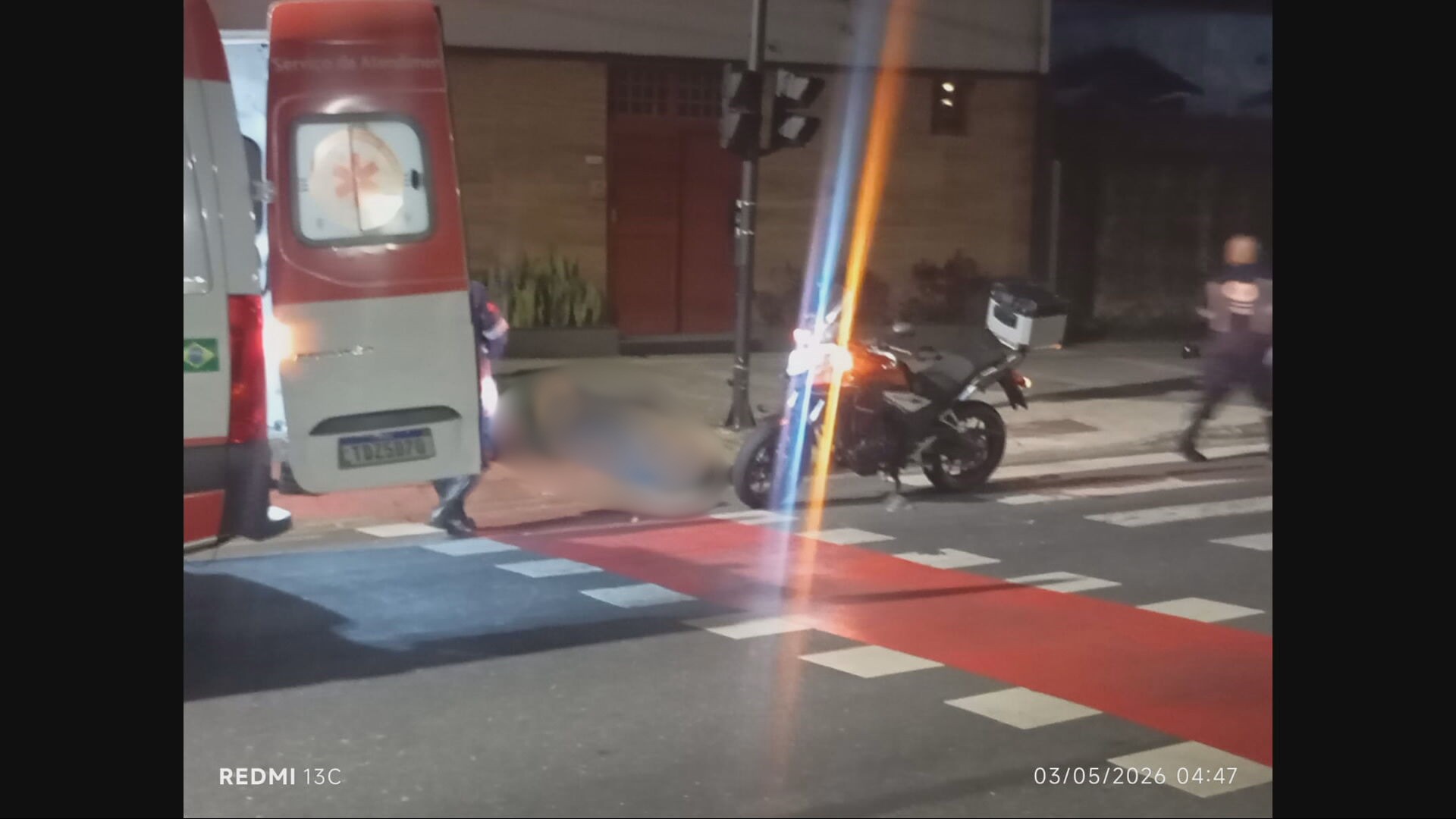 Dois homens morrem em batida de moto contra poste em BH