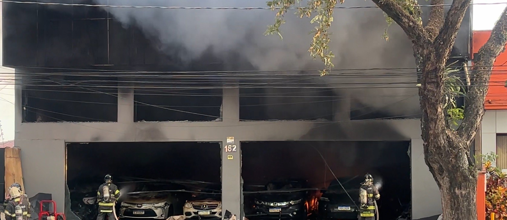 Carro acelerado até superaquecer provocou incêndio que destruiu loja de veículos em Piracicaba; entenda como fogo começou