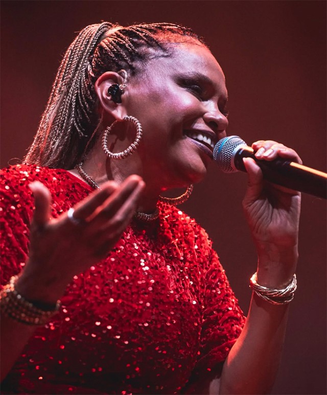 Ao vivo , Teresa Cristina canta Zeca Pagodinho com calor em show com a alta temperatura do verão carioca