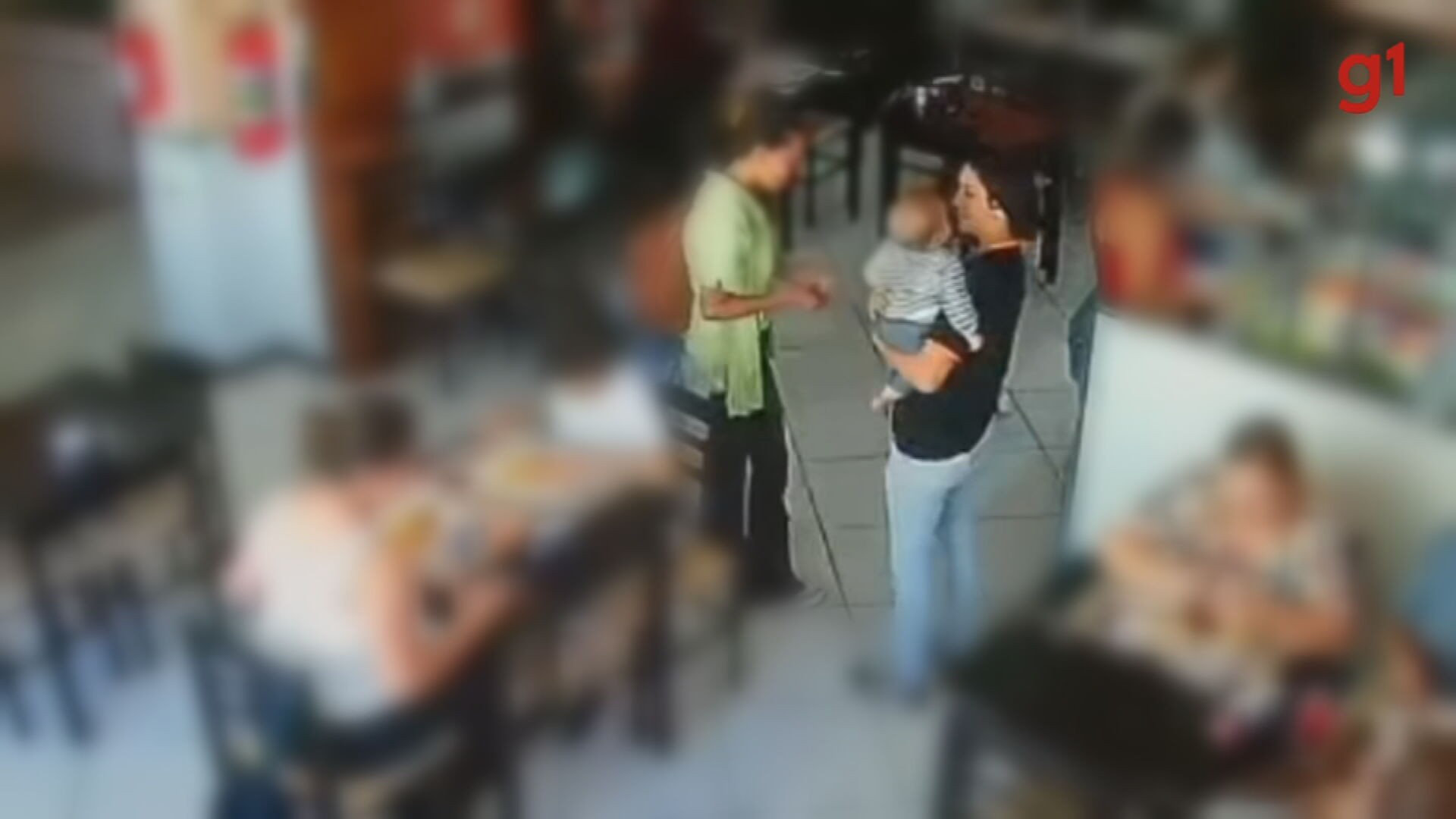 VÍDEO: funcionária segura bebê de cliente para que mãe possa comer com calma em restaurante no interior de SP