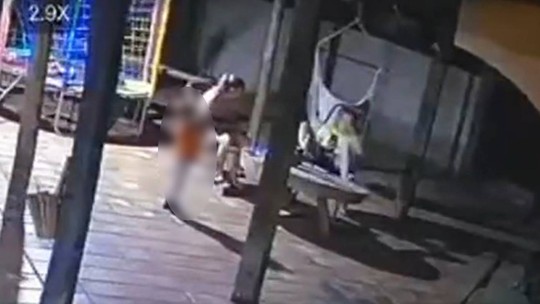 Criança de 2 anos pega arma do pai em mesa e mata a mãe em MS