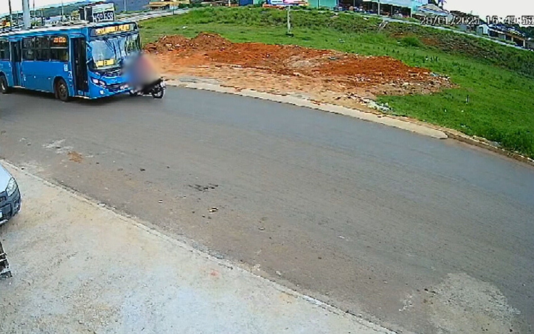 VÍDEO: Motociclista morre ao bater de frente contra ônibus