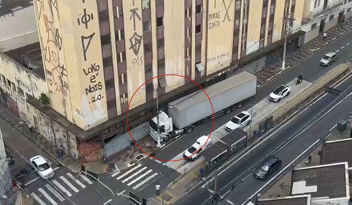 VÍDEO: caminhão fica entalado entre prédio e poste no centro de Campinas