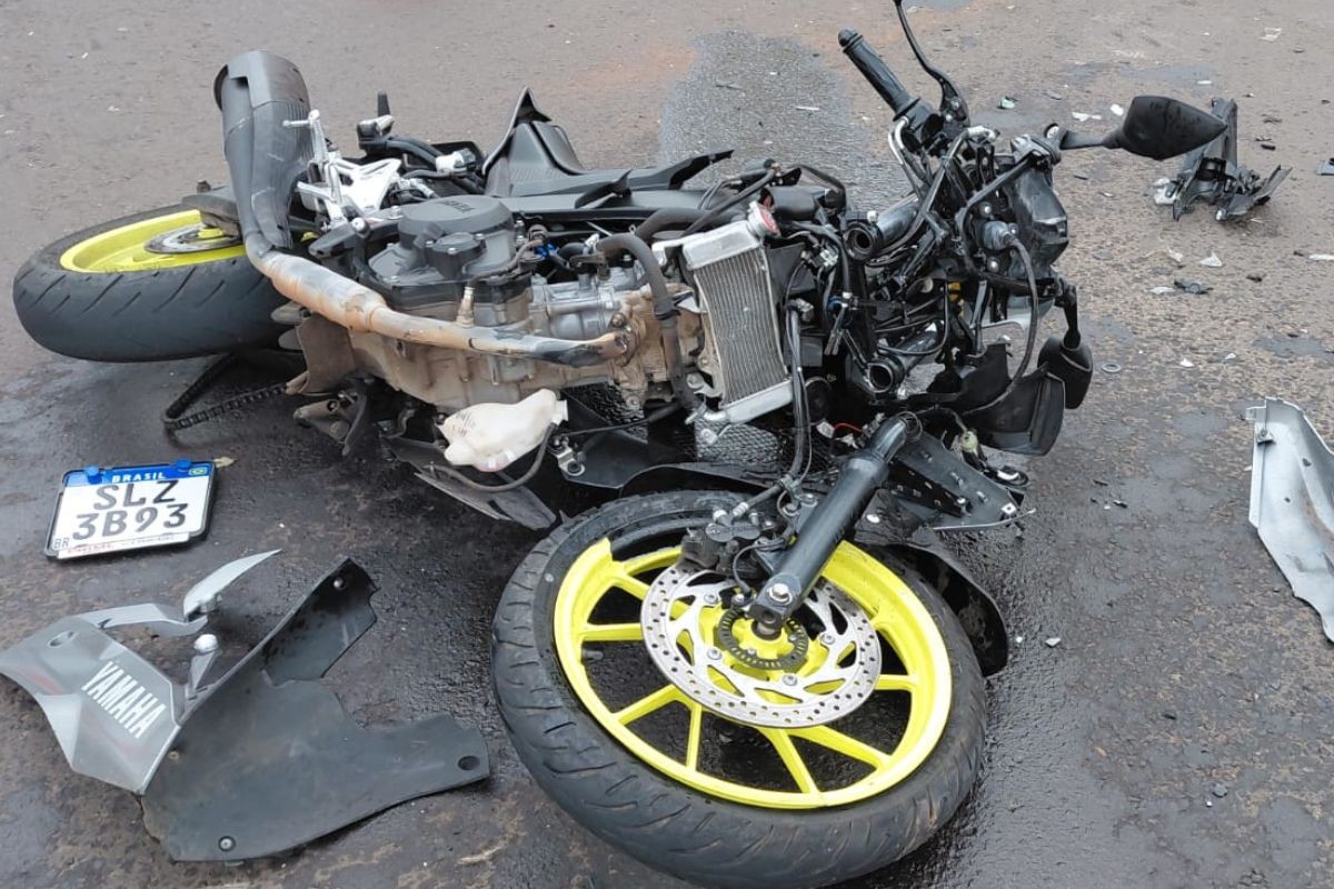 Motociclista fica ferida após acidente entre moto e carro em Campo Grande