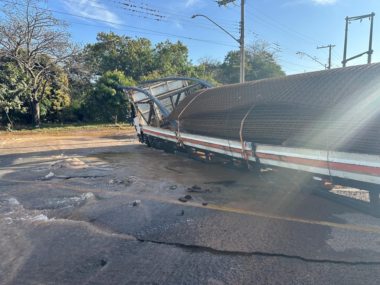 VÍDEO: Caminhão carregado com tela de aço afunda em avenida do Bairro Daniel Fonseca