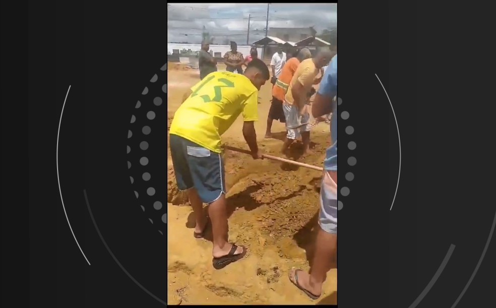 Familiares disseram ter que enterrar o próprio parente por falta de coveiro em Linhares — Foto: Reprodução/Redes sociais