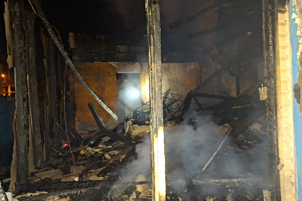 Incêndio foi registrado na noite de sábado (4), em Teodoro Sampaio (SP) — Foto: Defesa Civil Municipal