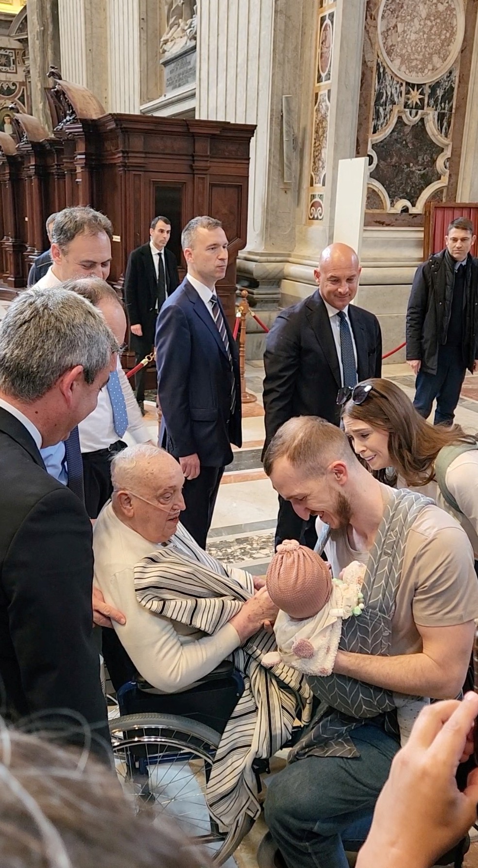 Papa Francisco abençoa bebê de turista que estava na Basílica de São Pedro — Foto: Luiz Gil / Divulgação via REUTERS