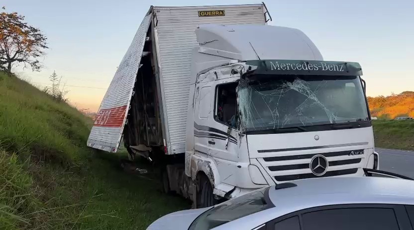 Carreta tomba, deixa motorista ferido e interdita Rodovia dos Bandeirantes em Campinas
