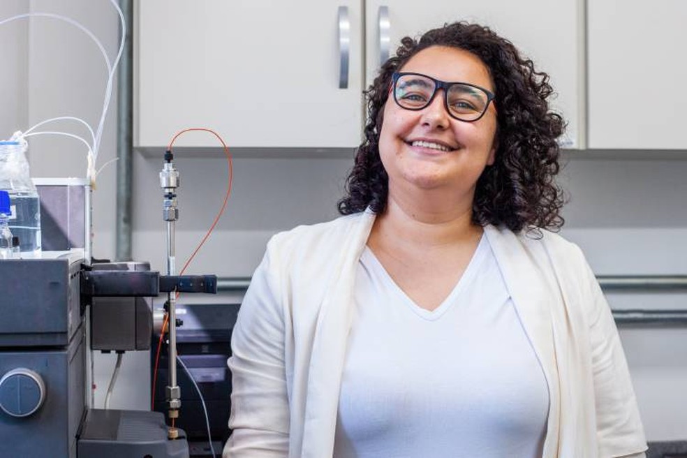 A pesquisadora Tainah Colombo Gomes, CEO da startup BiotechnoScience Farmacêutica, desenvolve a pesquisa em parceria com o Butanta — Foto: Divulgação