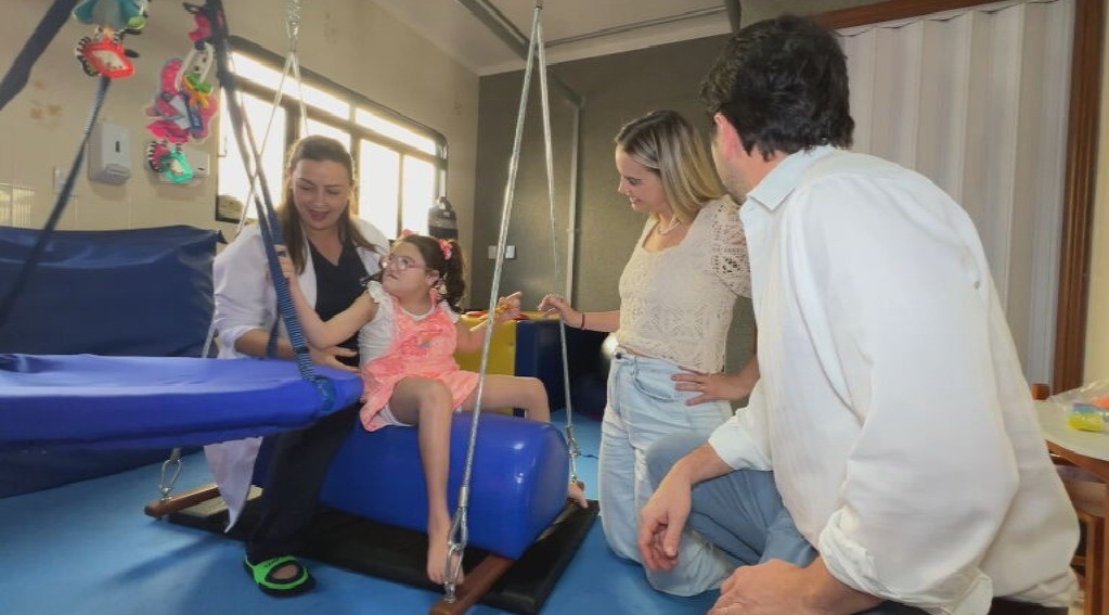 Motivados pela condição da filha, pais criam instituto para atender crianças com necessidades especiais de forma gratuita no interior de SP
