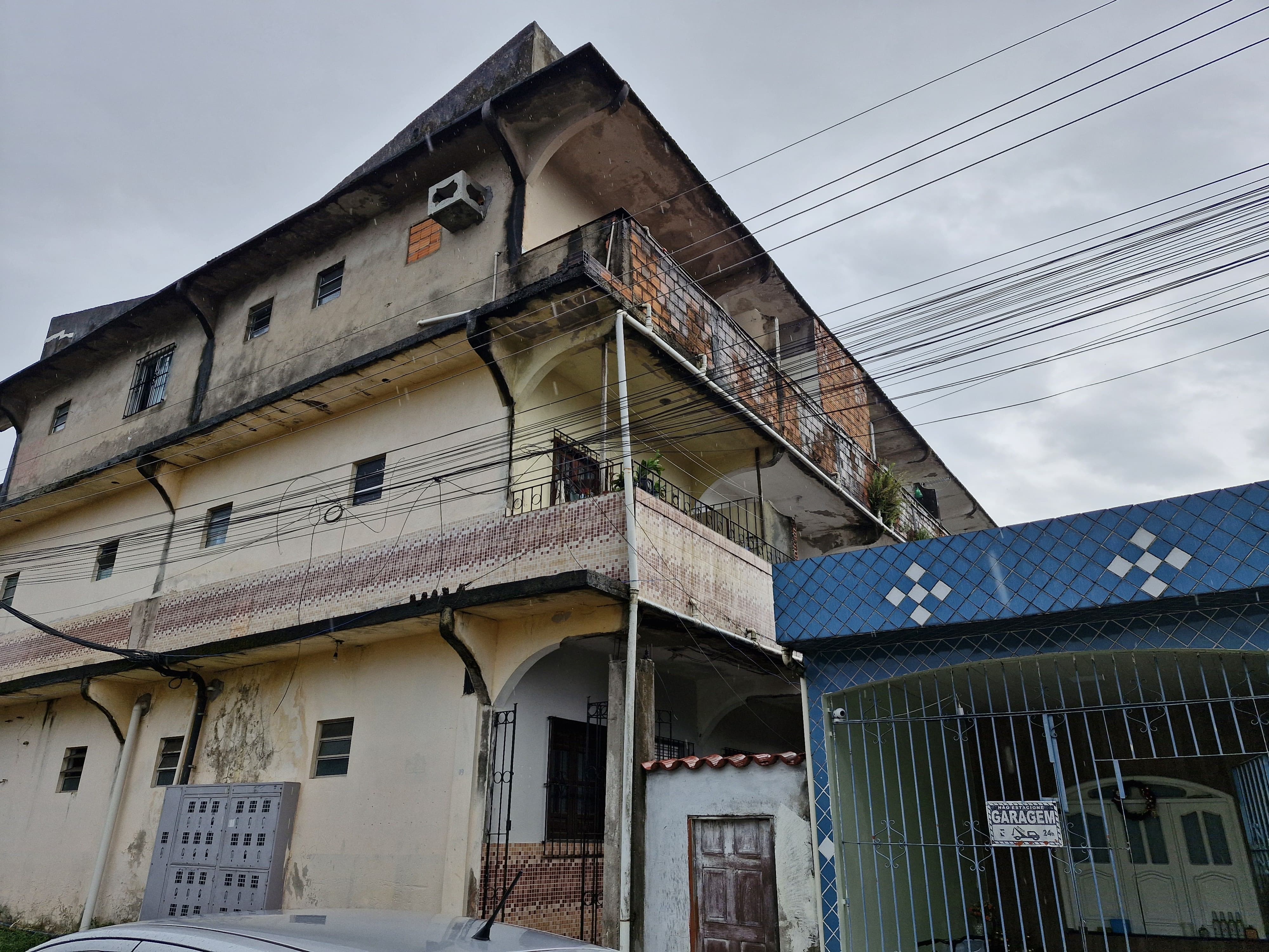 Moradores temem que prédio com rachaduras no chão e nas paredes desabe, na Grande Belém