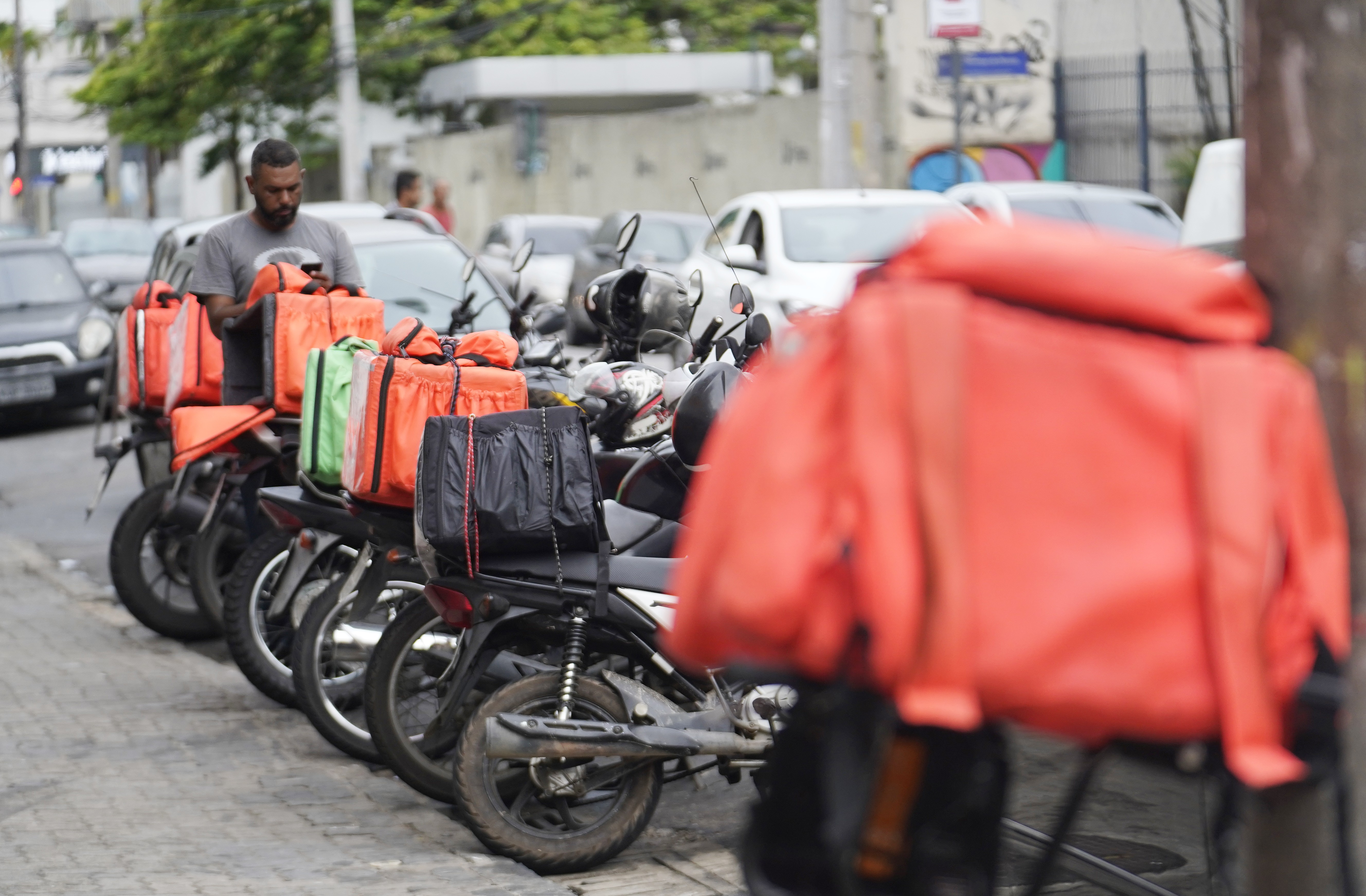 Câmara do Rio aprova regras sobre entregas por aplicativo