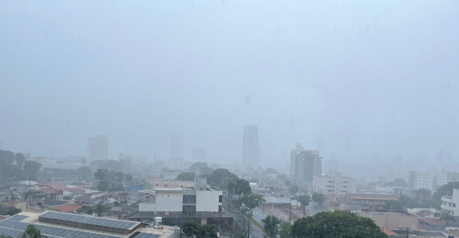 VÍDEO: Chuva causa transtornos em Uberlândia