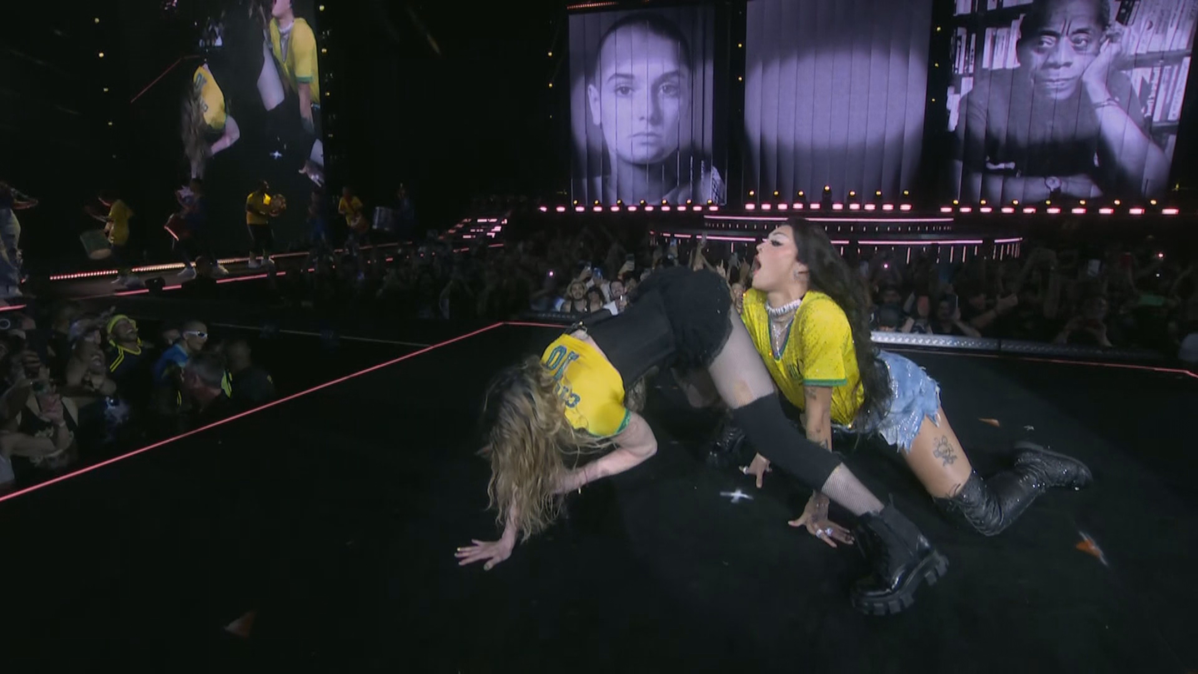 Pabllo Vittar rebola com Madonna e cantoras homenageiam Brasil em show em Copacabana 
