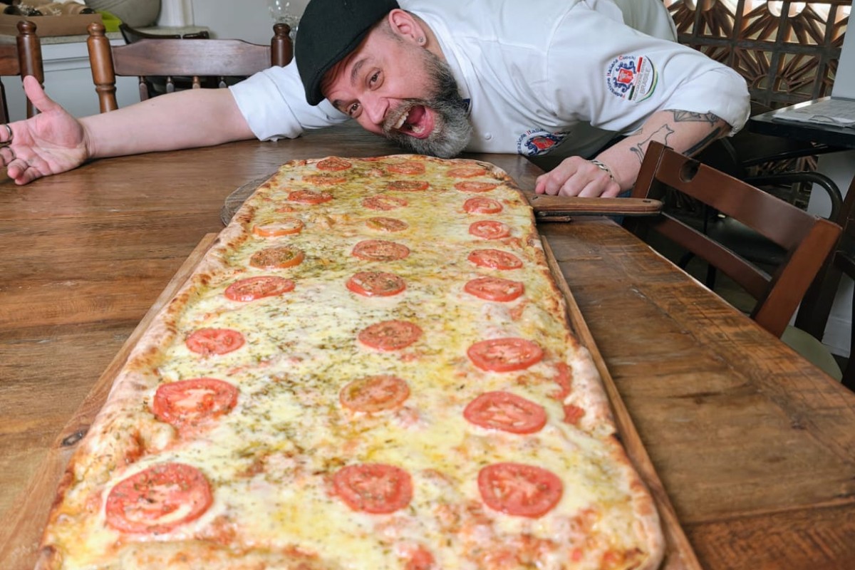 Dia da Pizza: chef cria massa gigante de 40 m² para distribuir gratuitamente no litoral de SP