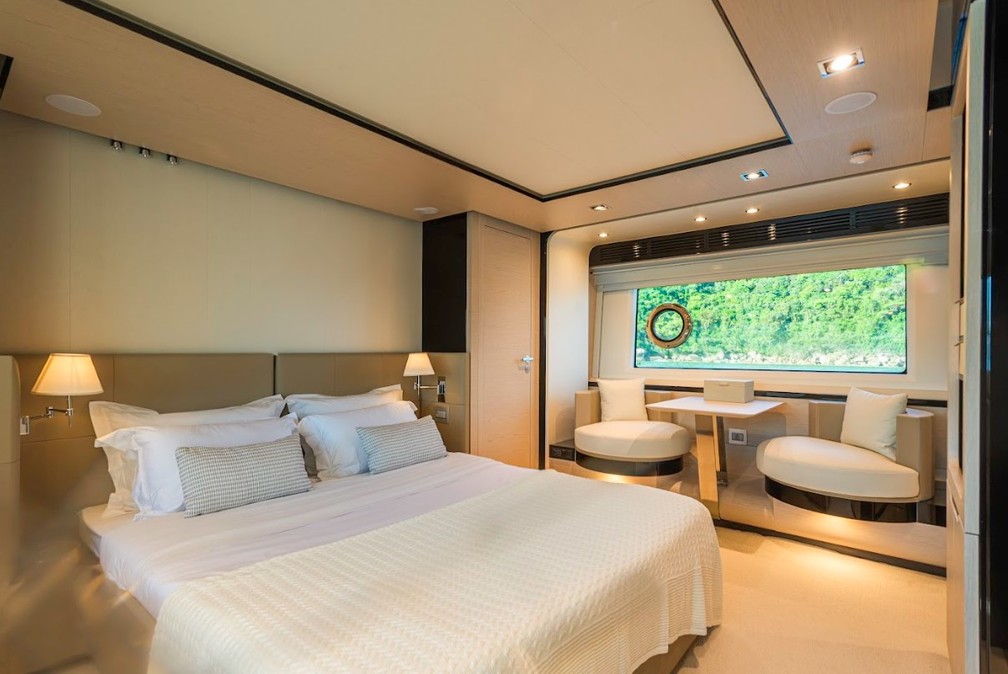 Uma das quatro suites do iate de luxo Azimut 83 — Foto: Divulgação