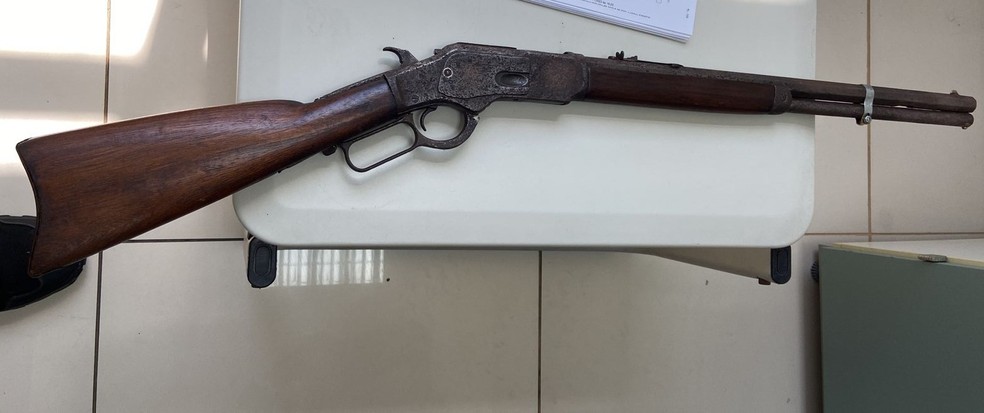 Arma foi capturada com dono de agência de viagem suspeito de estelionato, em Fortaleza. — Foto: SSPDS/Reprodução